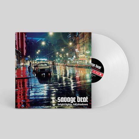"Savage Beat: Bright Lights, Tall Shadows" steht über einer nächtlichen Straßenszene mit Lichtern und einem weißen Vinyl.