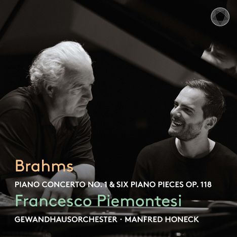Brahms Piano Concerto No. 1 & Six Piano Pieces Op. 118. Francesco Piemontesi. Zwei Männer im Gespräch am Klavier.