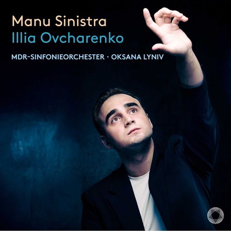 Manu Sinistra, Illia Ovcharenko, MDR-Sinfonieorchester, Oksana Lyniv. Ein Mann blickt nach oben und streckt die Hand aus.