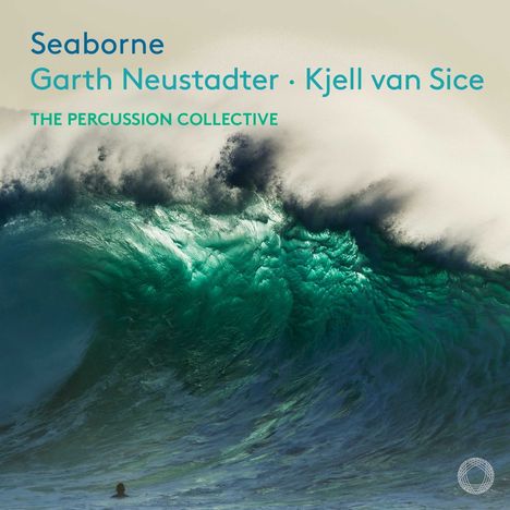 Text oben: "Seaborne Garth Neustadter · Kjell van Sice THE PERCUSSION COLLECTIVE". Unten riesige grüne Welle, Person im Wasser.