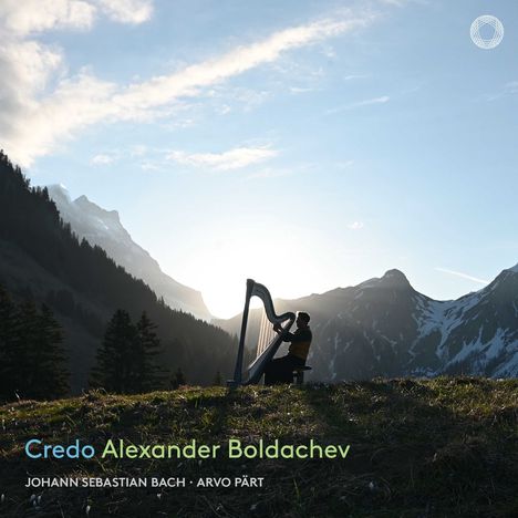 Creed Alexander Boldachev. Johann Sebastian Bach · Arvo Pärt. Silhouette eines Harfenspielers vor Berglandschaft bei Sonnenuntergang.