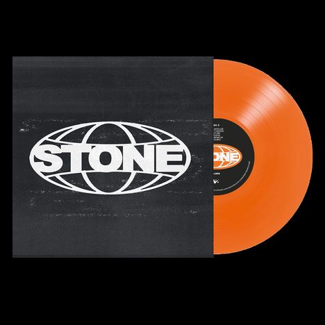 Text: "STONE" in einem ovalen Logo. Schwarzes Cover mit orangefarbener Schallplatte halb zu sehen.