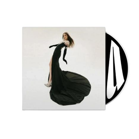 Eine Frau im langen, schwarzen Kleid mit Handschuhen, vor weißem Hintergrund, daneben ein stilisiertes schwarz-weißes Logo.