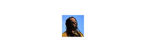 Ich kann den Text nicht erkennen. Eine Person mit Dreadlocks schaut lächelnd in den Himmel vor blauem Hintergrund.
