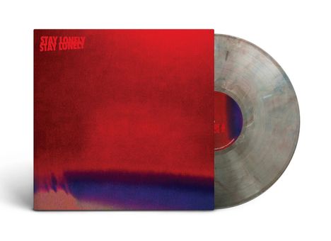 Text "STAY LONELY" in Rot oben links. Der Hintergrund ist rot mit einem Farbverlauf zu Blau. Sichtbare Vinyl-Schallplatte.