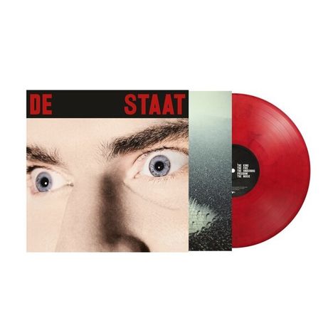 Text: "DE STAAT" in roten Großbuchstaben. Nahaufnahme von blauen Augen, daneben eine rote Vinyl-Schallplatte.
