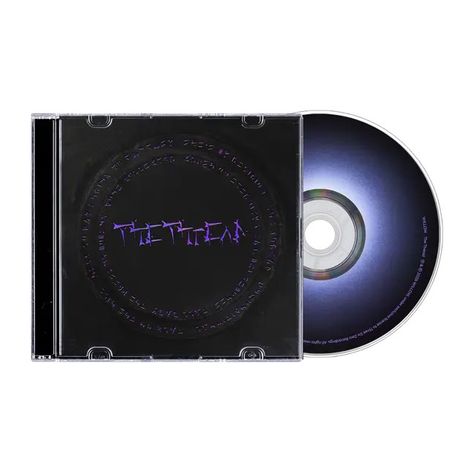 Der Text auf dem Cover ist "THE TEAM". Darunter ein CD-Case mit schwarzem Cover und lila Text, daneben eine teils herausgezogene CD.