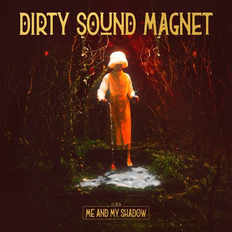 "DIRTY SOUND MAGNET", "ME AND MY SHADOW". Eine Person in weißem Mantel in einem mystischen, waldartigen Umfeld mit rotem Licht.