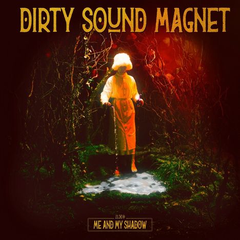 "DIGTY SOUND MAGNET", "ME AND MY SHADOW", Person in weißem Mantel und Hut steht in einem düsteren Wald mit rotem Licht.