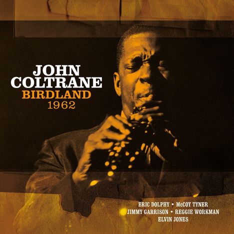 Text: "John Coltrane Birdland 1962." Darunter: Musikernamen. Schwarz-weißes Foto von einem Mann, der Saxophon spielt.