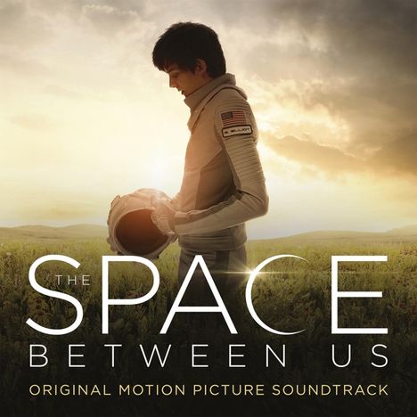 „THE SPACE BETWEEN US“ und „ORIGINAL MOTION PICTURE SOUNDTRACK“. Junger Mann im Raumanzug in einer Wiese bei Sonnenuntergang.