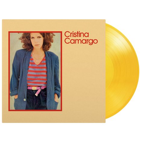 Text: "Cristina Camargo". Eine Person in gestreiftem Shirt und Blazer steht auf einem Albumcover, die Schallplatte ist gelb.
