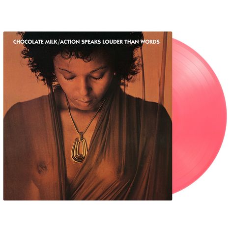 Text: "CHOCOLATE MILK/ACTION SPEAKS LOUDER THAN WORDS". Eine Frau schaut nach unten, sie trägt eine Kette. Pinke Vinyl.