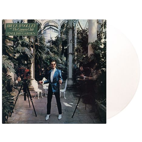 "BRUCE WOOLLEY and The Camera Club, ENGLISH GARDEN" ist oben links. Ein Mann steht in einem üppigen, verzierten Glashaus.