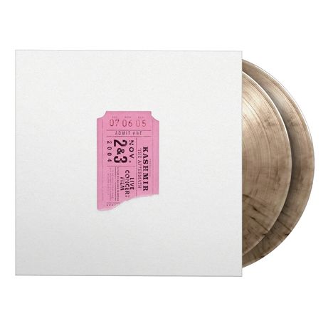 Ein rosafarbenes Ticket mit der Aufschrift „Kasemir Theatre“, darunter zwei Schallplatten in neutralem Farbton.