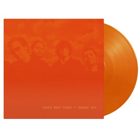 „SEVEN MARY THREE * ORANGE AVE.“ Eine orangefarbene Schallplatte und ihr Cover mit vier Personen im Hintergrund.