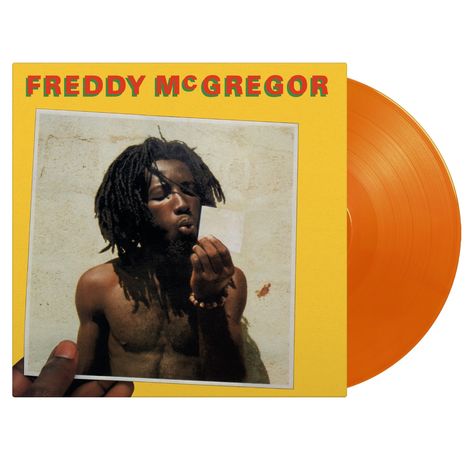 Text: "FREDDY MᶜGREGOR". Ein Mann mit Dreadlocks hält ein kleines Blatt Papier, daneben eine orangefarbene Schallplatte.