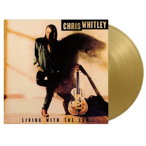 "CHRIS WHITLEY" oben, "LIVING WITH THE LAW" unten, Mann lehnt lässig an der Wand, Gitarre im Vordergrund. Goldene Schallplatte.