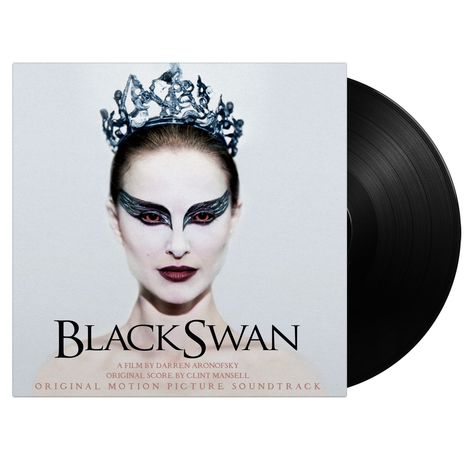 "Black Swan. A film by Darren Aronofsky. Original score by Clint Mansell. Original Motion Picture Soundtrack." Eine Frau trägt eine dunkle Krone und dramatisches Make-up in Weiß und Schwarz. Daneben eine Schallplatte.