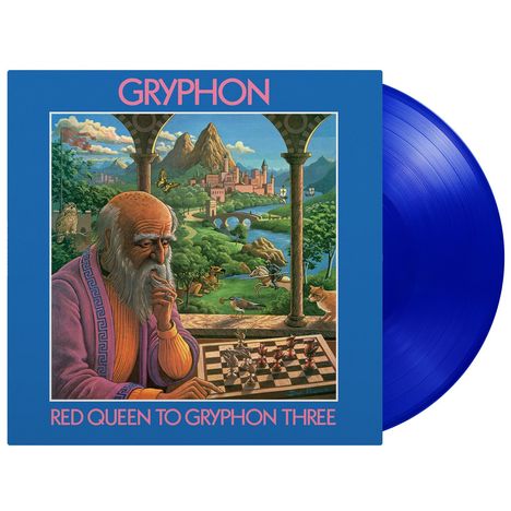 „GRYPHON“ oben, „Red Queen to Gryphon Three“ unten. Ein alter Mann spielt Schach, im Hintergrund ein Schloss.