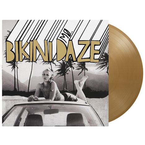 Text: "Bikini Daze," "MØ." Frau liegt auf einem Autodach mit Palmen und Bergen im Hintergrund. Goldene Schallplatte.
