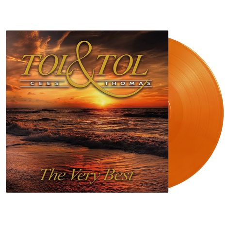 "TOL & TOL", "CEES", "THOMAS", "The Very Best". Ein Sonnenuntergang über dem Meer, orangene Vinyl-Schallplatte.