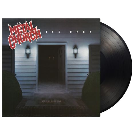 "Metal Church" und "The Dark" stehen oben. Eine dunkle Haustür mit Nebel und einer Matte mit "Welcome". Schattige Beleuchtung.