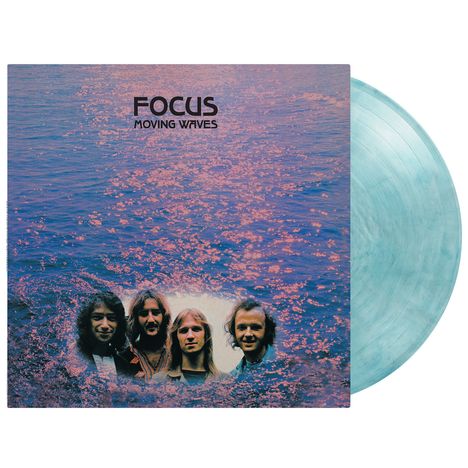 „FOCUS MOVING WAVES“ steht über einem violett-blauen Wasserhintergrund. Vier Männer sind darunter abgebildet.