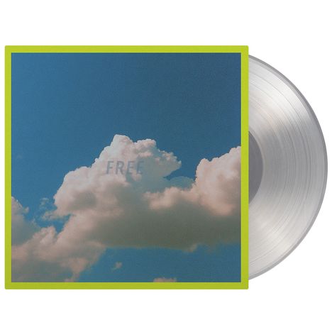Text "FREE" auf einer Wolke am blauen Himmel, eingerahmt in gelb, neben einer silbernen Schallplatte.