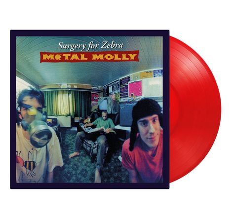 Cover von "Surgery for Zebra" und "Metal Molly". Drei Personen, einer liest, zwei blicken in Kamera. Rotes Vinyl.