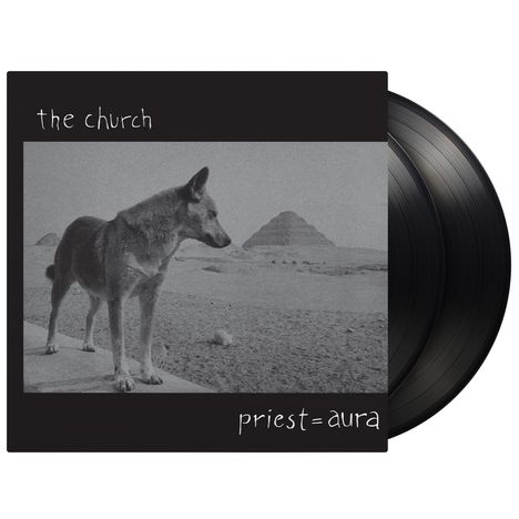 Text: "the church", "priest=aura". Schwarz-weiß Foto eines Hundes im Wüstengebiet nahe einer Pyramide.