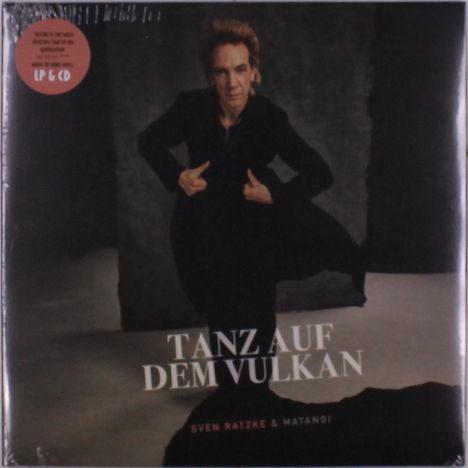 "TANZ AUF DEM VULKAN" und "SVEN RATZKE & MATANGI". Eine Person in schwarzer Kleidung in dynamischer Pose.