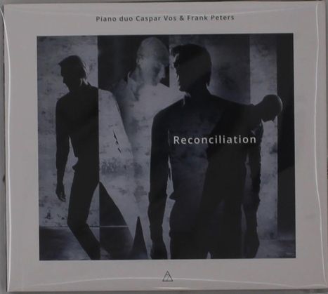 "Piano duo Caspar Vos & Frank Peters" oben, "Reconciliation" in der Mitte. Silhouetten von zwei Männern im Hintergrund.
