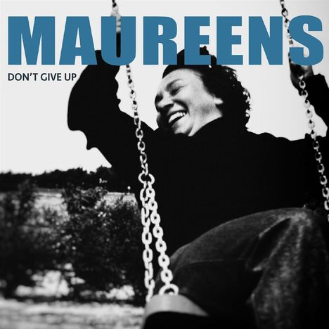 Text: "MAUREENS" und "DON'T GIVE UP". Eine lachende Person schaukelt, in Schwarz-Weiß.