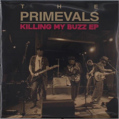 "The Primevals" und "Killing My Buzz EP" stehen oben. Eine Band spielt auf einer Bühne mit Gitarren und Mikrofonen.