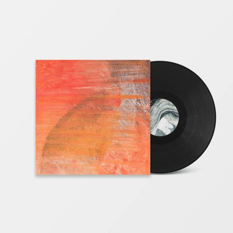 Vinyl-Schallplatte mit orange-rotem abstraktem Cover. Schwarze Platte halb sichtbar mit marmoriertem Zentrum.