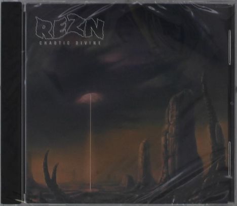 Text: "REZN CHAOTIC DIVINE". Eine düstere Landschaft mit bizarren Felsformationen unter einem ominösen Himmel.
