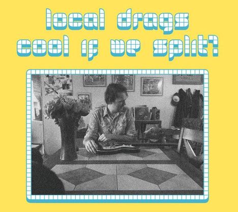„local drags cool if we split?“ Ein Mann in einem Raum mit Blumen auf einem Tisch, umgeben von Bildern an der Wand.