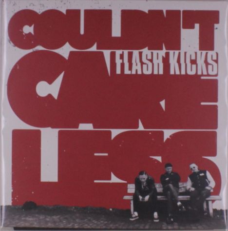 "COULDN'T CARE LESS" in großen roten Buchstaben, darunter sitzen drei Personen auf einer Bank.