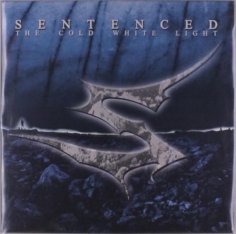 „SENTENCED“ und „THE COLD WHITE LIGHT“ stehen oben. Unter düsterem Himmel eine abstrakte Form und felsige Oberfläche.