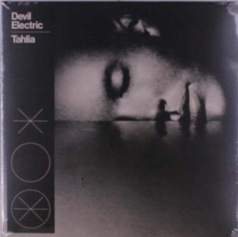 Text: "Devil Electric" und "Tahlia". Schwarz-weißes Bild einer ruhigen Gesichtsaufnahme und Silhouetten auf Wasser.