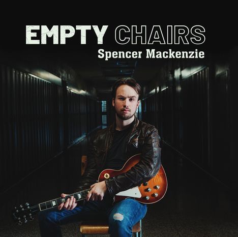 Text: "EMPTY CHAIRS Spencer Mackenzie." Ein Mann in Lederjacke sitzt mit Gitarre in einem dunklen Flur auf einem Stuhl.
