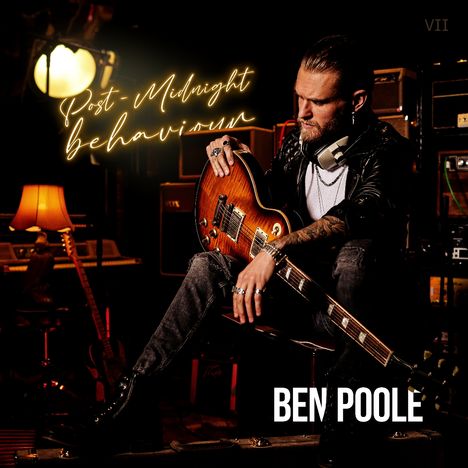 „Post-Midnight Behaviour“ und „Ben Poole“ in Leuchtschrift. Ein Mann mit Gitarre in einem Musikstudio.