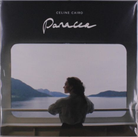 Text: "CELINE CAIRO, Panacea". Eine Frau steht auf einem Boot und schaut auf eine ruhige Gewässerlandschaft mit Bergen.