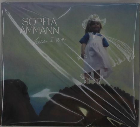 "Sophia Ammann, here I am." Ein Kind mit Cowboyhut steht auf einem Hügel, im Hintergrund ein wolkiger Himmel.