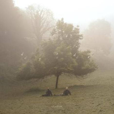 In der Mitte steht "dayglow" und darunter "sixsiffee". Zwei Personen sitzen unter einem Baum in einer nebligen Landschaft.