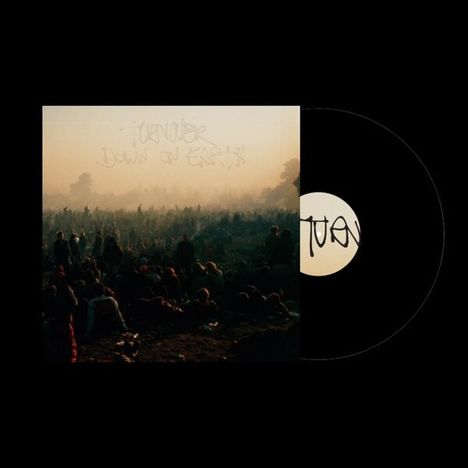 Text: "TUNKNOWN", "DOWN ON EARTH". Eine dunkle Aufnahme einer Menschenmenge vor Sonnenaufgang mit Schallplatte.