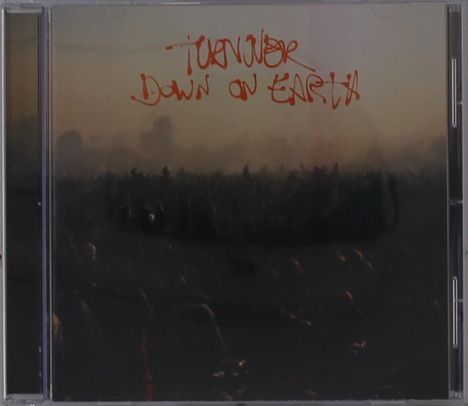 Der Text "Turnover Down on Earth" steht in roter Schrift. Im Hintergrund eine verschwommene Menschenmenge in einem Feld.