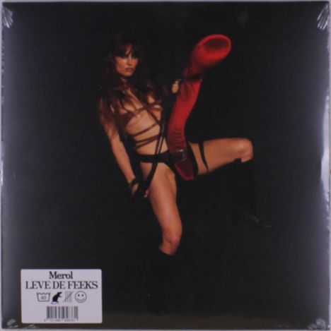"Merol - LEVE DE FEEKS" steht auf einem Aufkleber. Eine Person mit roten Stiefeln posiert dynamisch auf dunklem Hintergrund.
