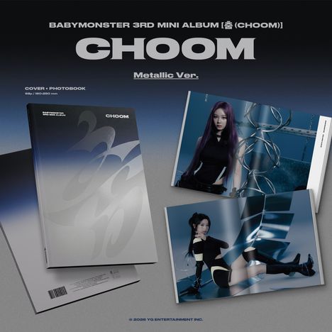 "Babymonster 3rd Mini Album [춤 (Choom)] CHOOM Metallic Ver. Cover + Photobook. Zwei Fotos von einer Frau in dunkler Kleidung."